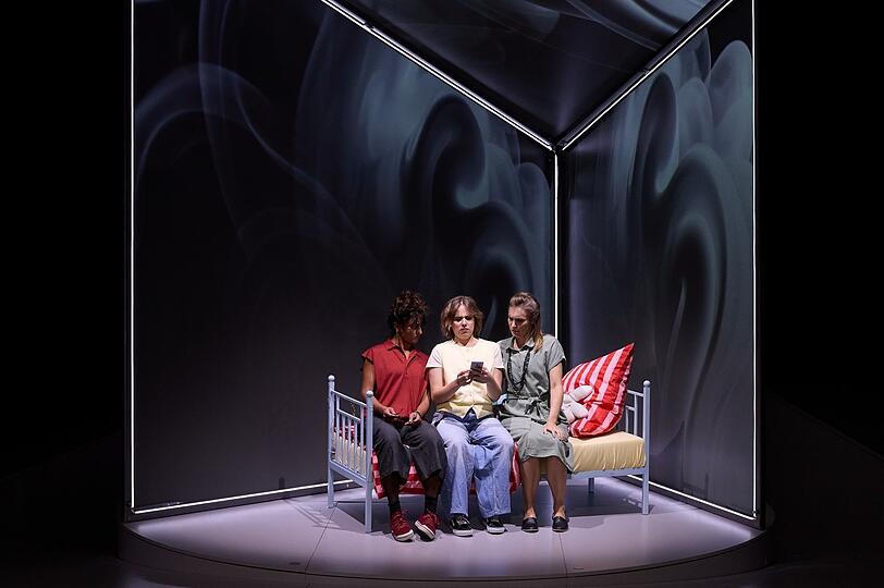 Klärendes Gespräch: Die Mütter (links und rechts) mit Sascha (v.l.n.r.: Sibel Polat, Annelie Straub, Simone Oswald). Foto Judith