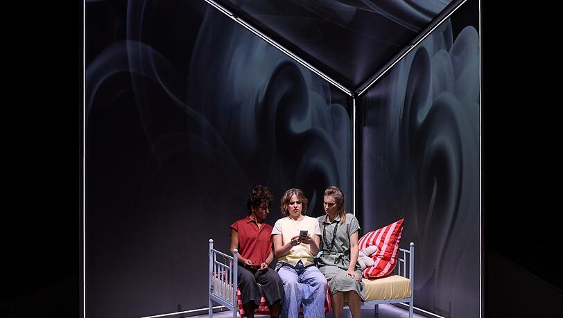 Klärendes Gespräch: Die Mütter (links und rechts) mit Sascha (v.l.n.r.: Sibel Polat, Annelie Straub, Simone Oswald). Foto Judith Klärendes Gespräch: Die Mütter (links und rechts) mit Sascha (v.l.n.r.: Sibel Polat, Annelie Straub, Simone Oswald). Foto Judith