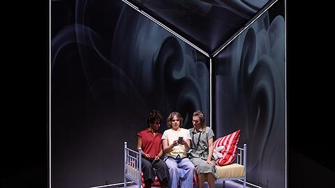 Klärendes Gespräch: Die Mütter (links und rechts) mit Sascha (v.l.n.r.: Sibel Polat, Annelie Straub, Simone Oswald). Foto Judith