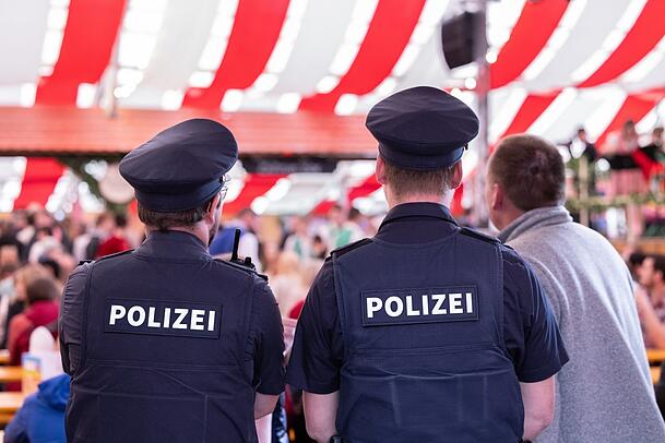 Bei der bayerischen Polizei sollen mehr Stellen geschaffen werden.