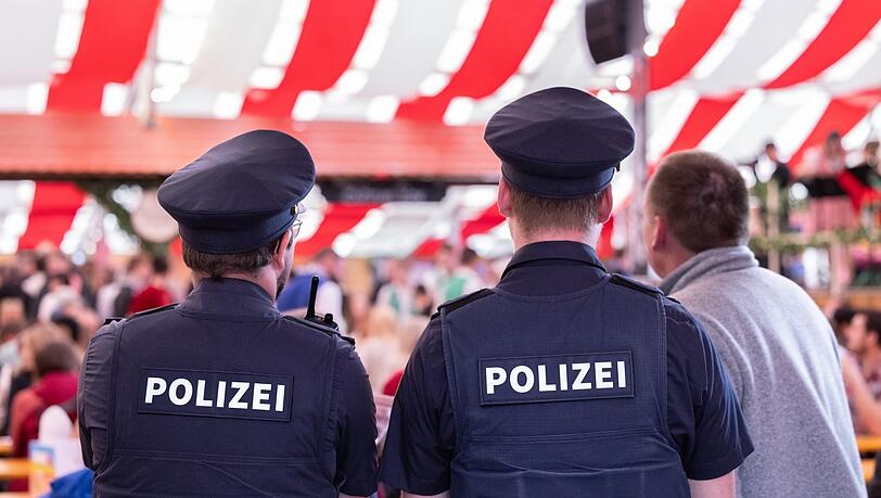 Bei der bayerischen Polizei sollen mehr Stellen geschaffen werden. Bei der bayerischen Polizei sollen mehr Stellen geschaffen werden.