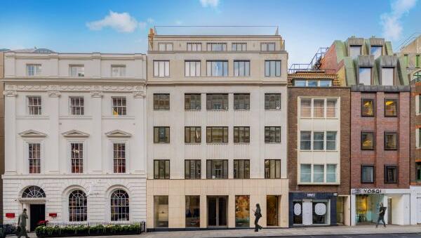 Eine Abbildung der erworbenen Immobilie (Geb&auml;ude in der Mitte) im Londoner West End.