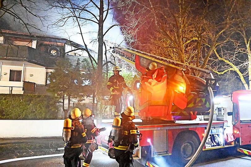 Gro&szlig;einsatz der M&uuml;nchner Feuerwehr: In der Diefenbachstra&szlig;e in Solln hat der Dachstuhl eines dreigeschossigen Wohnhauses gebrannt.