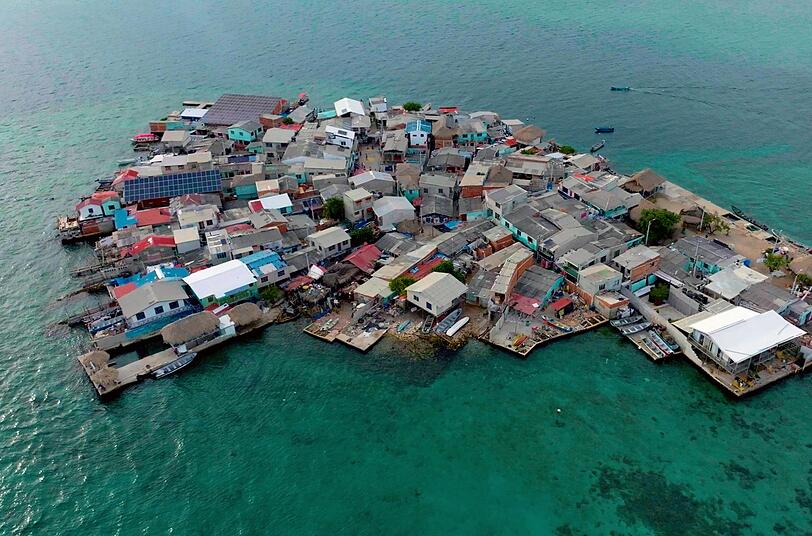 Fast wie in "Waterworld": Mitten in der Karibik, 20 Kilometer vom Festland entfernt, liegt die Insel Santa Cruz del Islote. Ehemalige Sklaven haben sich hier aus Korallen, Muscheln und Steinen eine neue Heimat geschaffen. Fast wie in "Waterworld": Mitten in der Karibik, 20 Kilometer vom Festland entfernt, liegt die Insel Santa Cruz del Islote. Ehemalige Sklaven haben sich hier aus Korallen, Muscheln und Steinen eine neue Heimat geschaffen.