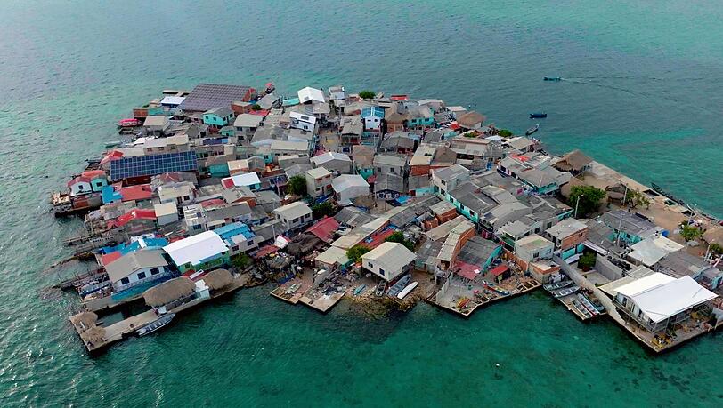 Fast wie in "Waterworld": Mitten in der Karibik, 20 Kilometer vom Festland entfernt, liegt die Insel Santa Cruz del Islote. Ehemalige Sklaven haben sich hier aus Korallen, Muscheln und Steinen eine neue Heimat geschaffen. Fast wie in "Waterworld": Mitten in der Karibik, 20 Kilometer vom Festland entfernt, liegt die Insel Santa Cruz del Islote. Ehemalige Sklaven haben sich hier aus Korallen, Muscheln und Steinen eine neue Heimat geschaffen.