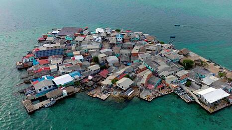 Fast wie in "Waterworld": Mitten in der Karibik, 20 Kilometer vom Festland entfernt, liegt die Insel Santa Cruz del Islote. Ehemalige Sklaven haben sich hier aus Korallen, Muscheln und Steinen eine neue Heimat geschaffen.