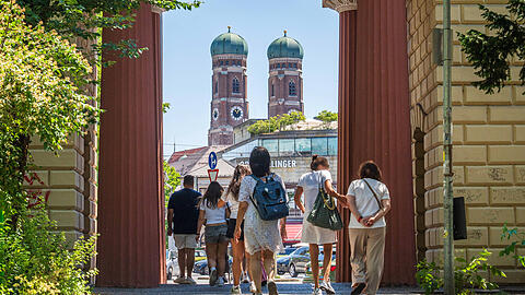 Blick vom Alten Botanischen Garten Richtung Altstadt: Dieses Wochenende geh&ouml;rt sozusagen den M&uuml;nchnern. Viele Touristen sind schon weg, viele Familien noch im Urlaub. Zeit f&uuml;r einen Streifzug durch die Innenstadt.