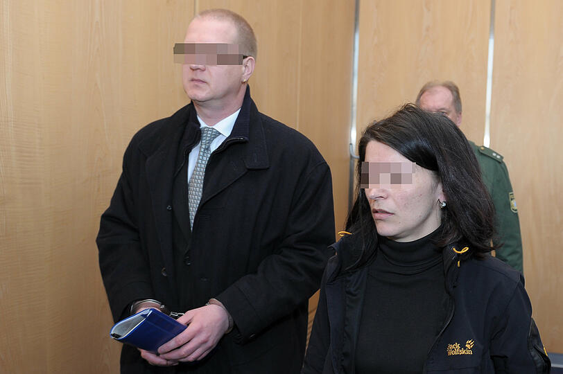 Muss für 10 Jahre hinter Gitter: der Mediziner Jens K., hier mit Ehefrau Judith im Coburger Landgericht. Seine Frau steht zu ihm; sie hält die Vorwürfe allesamt für &bdquo;Lügen&ldquo;.