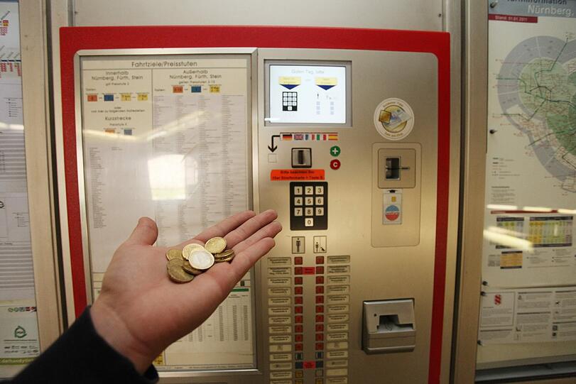 Die Einzelfahrt in Nürnberg kostet derzeit 2,10 Euro. Nun soll ein neuer Stadttarif eingeführt werden. 2015 müssen die Kunden dann 2,70 Euro in den Automaten werfen.