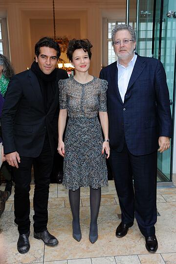 Elias M'Barek mit Lena Schoemann und Martin Moszkowicz auf dem Empfang des FilmFernsehFonds im Rahmen der Berlinale.