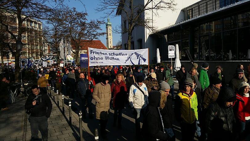 Unter dem Motto «Kein Frieden mit der NATO» demonstrierten am Samstag knapp 2000 Menschen gegen die Siko.