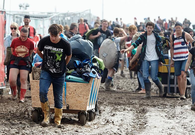 Nachdem das Festival abgebrochen wurde, verlassen Besucher das Gelände von "Rock am Ring".