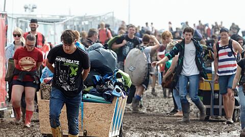 Nachdem das Festival abgebrochen wurde, verlassen Besucher das Gelände von "Rock am Ring".