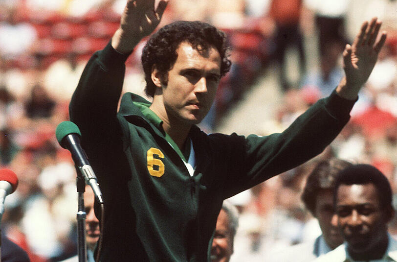 Franz Beckenbauer im Trikot von New York Cosmos. Rechts im Bild: Pele.
