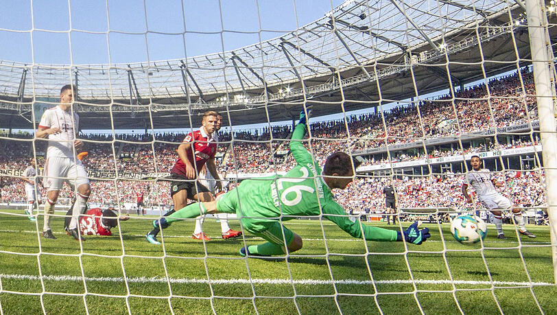 Sven Ulreich: Note 2. Super-Parade bei Hübners Schuss aus kurzer Distanz als der Torwart reaktionsschnell in die Ecke tauchte (28.) – ist man ja schon gewohnt beim Neuer-Ersatz. Für Trainer Heynckes ist Ulreich der aktuell zweitbeste Torhüter in Deutschland. Was er Woche für Woche beweist. Sven Ulreich: Note 2. Super-Parade bei Hübners Schuss aus kurzer Distanz als der Torwart reaktionsschnell in die Ecke tauchte (28.) – ist man ja schon gewohnt beim Neuer-Ersatz. Für Trainer Heynckes ist Ulreich der aktuell zweitbeste Torhüter in Deutschland. Was er Woche für Woche beweist.