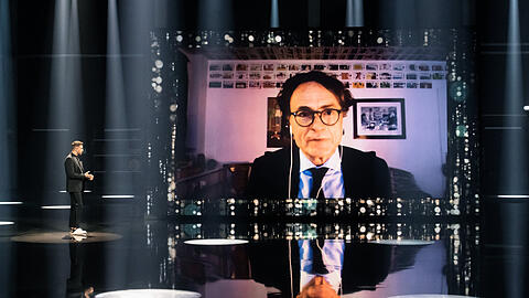 Giovanni di Lorenzo, Laudator für den Ehrenpreis, wird während der Verleihung des Deutschen Filmpreises per Video zugeschaltet.