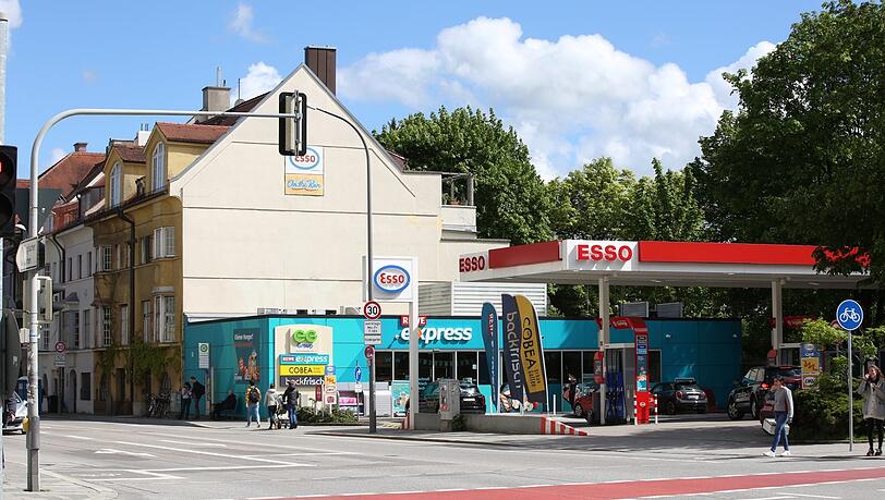 Späti und Tanke: die Esso an der Ungerer-, Ecke Dietlindenstraße. Späti und Tanke: die Esso an der Ungerer-, Ecke Dietlindenstraße.
