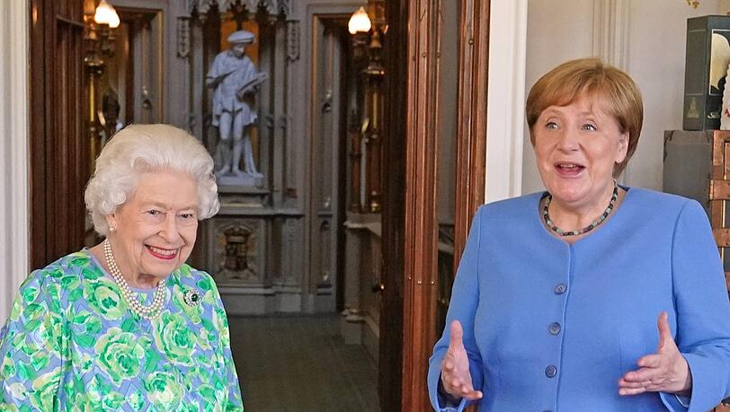 Angela Merkel (re.) mit Queen Elizabeth II. im Juli 2021 auf Schloss Windsor.