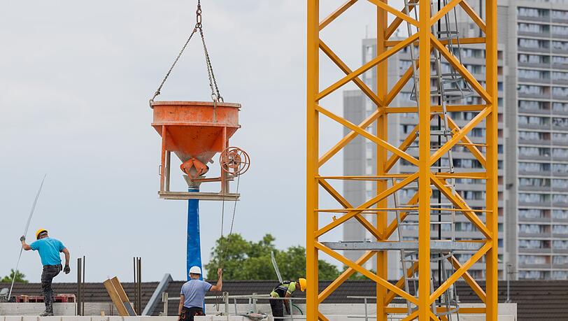 In Deutschland werden zu wenige neue Wohnungen gebaut. Hohe Kosten und strenge Auflagen erschweren den Ausbau, kritisiert die Wohnungswirtschaft. (Archivbild)