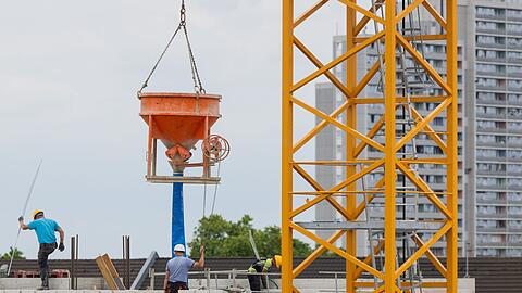 In Deutschland werden zu wenige neue Wohnungen gebaut. Hohe Kosten und strenge Auflagen erschweren den Ausbau, kritisiert die Wohnungswirtschaft. (Archivbild)
