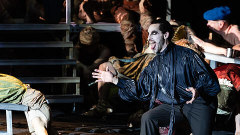 Kylie Ketelsen als M&eacute;phistoph&eacute;l&egrave;s.