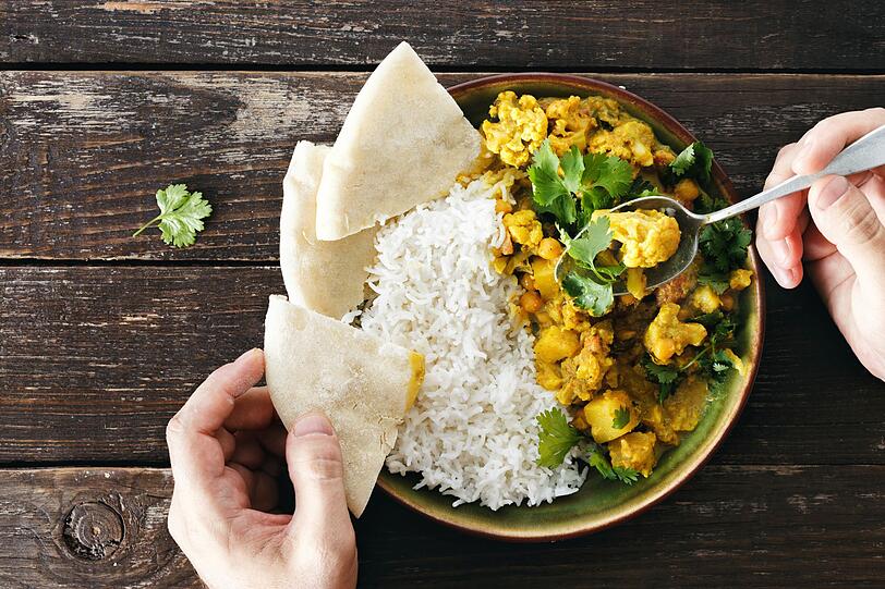 Blumenkohl passt auch ideal zu asiatischen und indischen Gerichte. Vor allem in Currys und Dals schmeckt er ausgezeichnet. Daf&uuml;r wird Blumenkohl mit weiterem Gem&uuml;se wie Karotten, Zucchini oder Pilzen angebraten und mit Currypulver, Kokosmilch, Schmand oder Seidentofu verfeinert. Serviert wird das Gericht mit ger&ouml;steten K&uuml;rbiskernen oder Cashews.