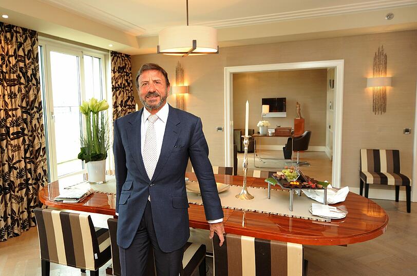 Stets perfekt gekleidet und perfekter Laune: Sir Rocco Forte in der Präsidentensuite von seinem The Charles Hotel, das er nach seinem Vater benannt hat.
