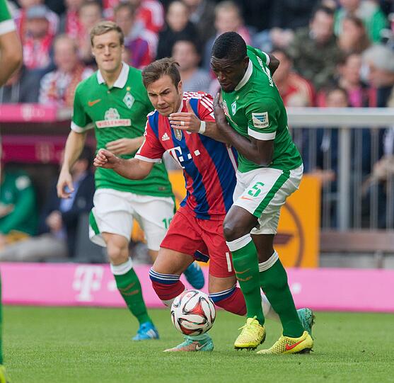 Mario Götze: 

War auf dem linken Flügel im Zusammenspiel mit Alaba ständig Unruhefaktor in der Bremer Defensive &ndash; wenn man die überhaupt so bezeichnen darf. Zeigte beim 4:0 seine ganze Genialität, als er sich um Lukimya drehte und den Ball ins lange Eck schlenzte. Beim 6:0 zeigt er, dass er es auch mit Gewalt kann. Mit sechs Toren aus acht Spielen nun Bayerns Top-Torjäger.

NOTE: 2