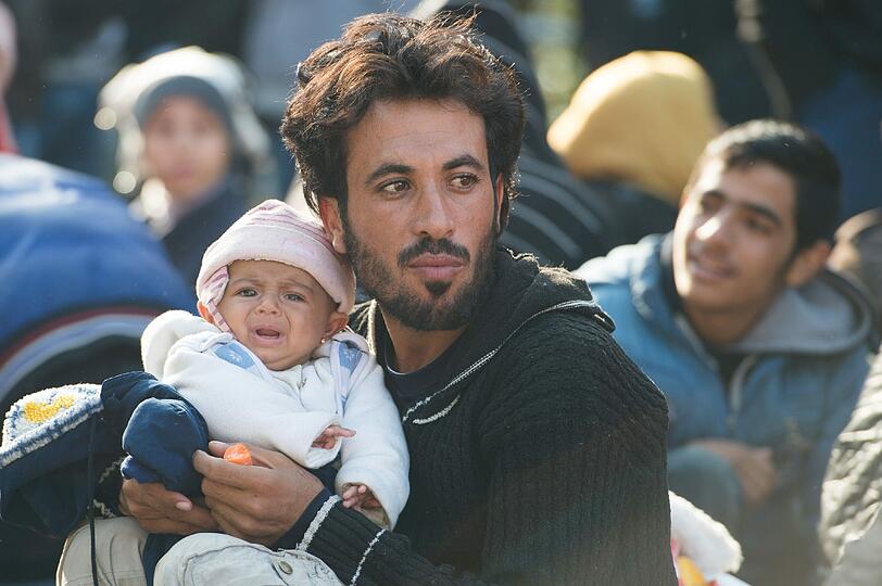 Der Zustrom von Flüchtlingen an der österreichisch-deutschen Grenze reißt nicht ab.