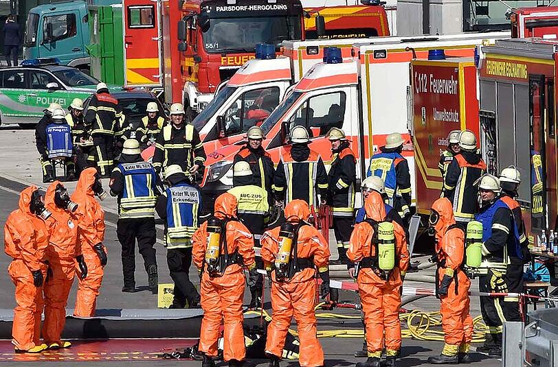 Bilder vom Großeinsatz der Feuerwehr in Poing: Eine Spezialeinheit musste in ein Logistikzentrum ausrücken.