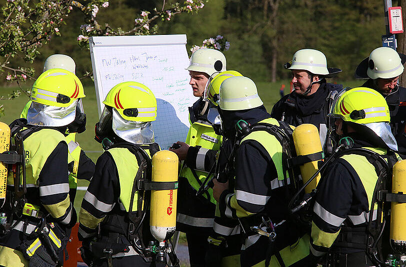 Großeinsatz der Feuerwehr am Donnerstagnachmittag: In Lafering brannte ein großes Stallgebäude komplett aus, der Sachschaden ist enorm. Die Bilder.