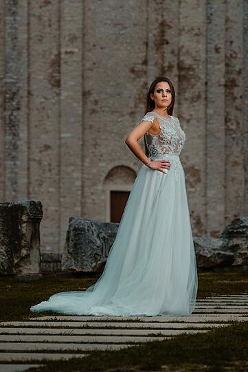 Jessica in einem Kleid von "White Silhouette".