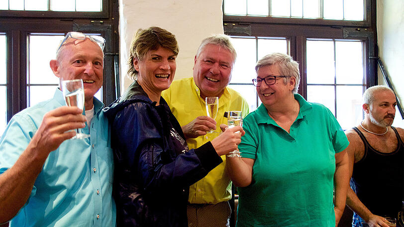 NAch dem "Ja" gab's Sekt: Sepp Sattler, Claudia Stamm, Dietmar Holzapfel und Riva Braaz (v.l)