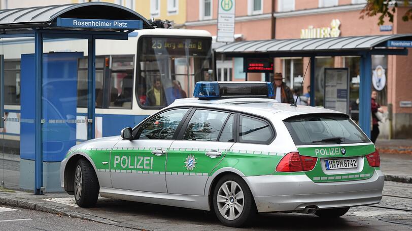 Mehrere Menschen sind in München von einem Unbekannten mit einem Messer angegriffen und verletzt worden.