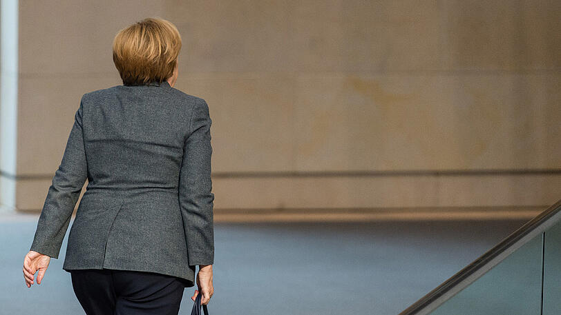 Seit drei Monaten wartet Deutschland auf eine neue Regierung - der Rückhalt für Bundeskanzlerin Angela Merkel schwindet.