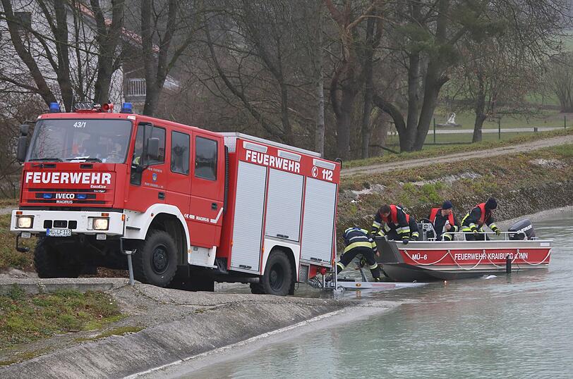 In Pürten bei Waldkraiburg wurde am Freitagmorgen ein Auto im Inn treibend gesichtet. Die Bilder vom Einsatz.