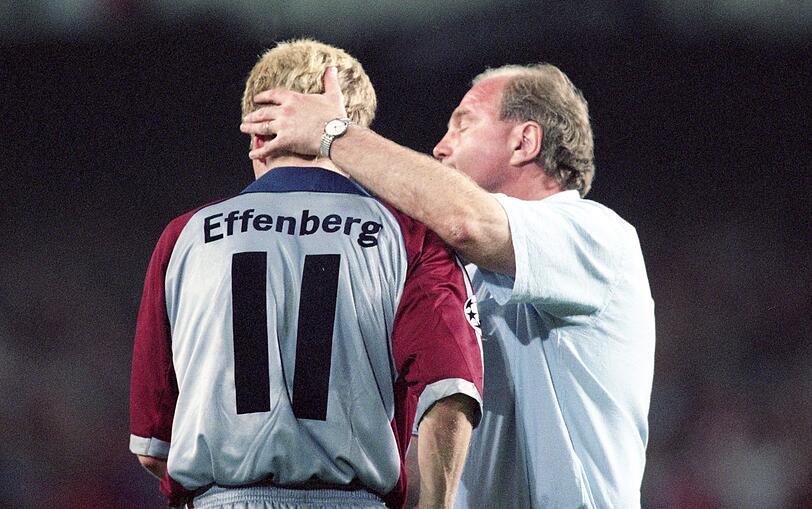 Drama im Camp Nou: Eine der wohl tragischsten Niederlagen in der Vereinsgeschichte gab es im Champions-League-Finale 1999. Der FC Bayern verliert das Endspiel gegen Manchester United durch zwei Tore in der Nachspielzeit. Hoeneß (r.), damals Manager, musste nach dem Schlusspfiff die niedergeschlagenen Spieler trösten &ndash; hier Stefan Effenberg.