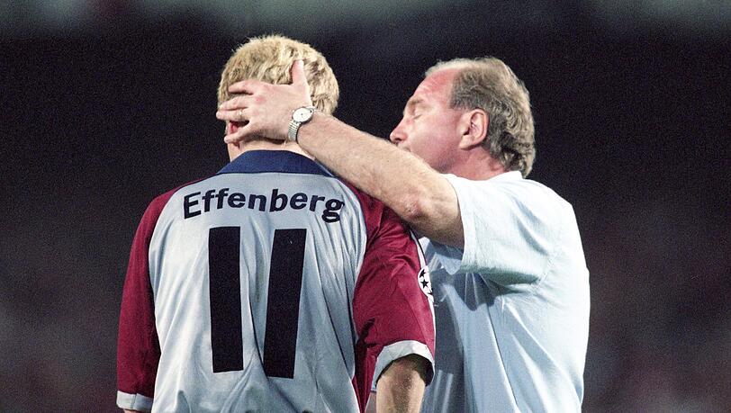 Drama im Camp Nou: Eine der wohl tragischsten Niederlagen in der Vereinsgeschichte gab es im Champions-League-Finale 1999. Der FC Bayern verliert das Endspiel gegen Manchester United durch zwei Tore in der Nachspielzeit. Hoeneß (r.), damals Manager, musste nach dem Schlusspfiff die niedergeschlagenen Spieler trösten &ndash; hier Stefan Effenberg.