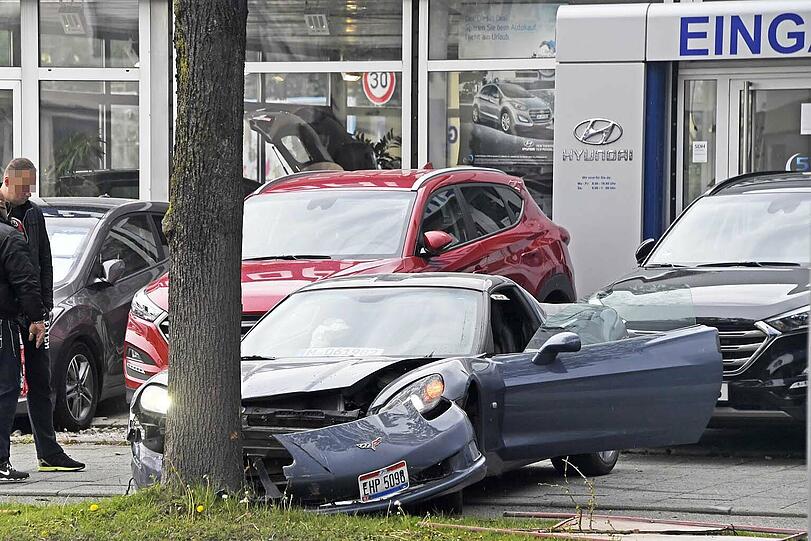 Die Corvette geriet außer Kontrolle und krachte gegen einen Baum.