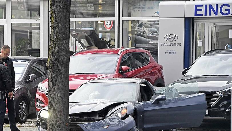 Die Corvette geriet außer Kontrolle und krachte gegen einen Baum. Die Corvette geriet außer Kontrolle und krachte gegen einen Baum.