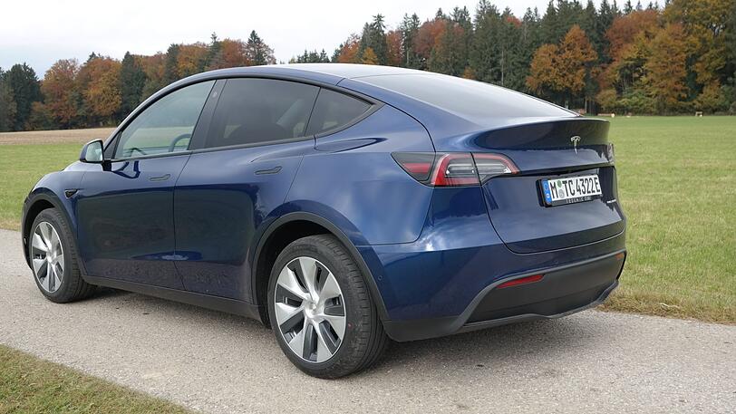 Gekonnter Schwung: Trotz Crossover-Heckpartie bietet das Model Y viel Platz.