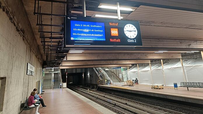 Dieser Tage an Gleis 2 an der Implerstraße: Wann hier die nächste Bahn kommt, ist meistens nicht so richtig klar.