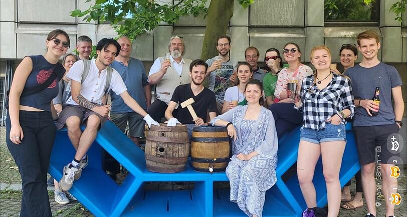 Gruppenbild mit Fass: Daniel (mit Hammer) hat das alte Stück am Samstag offiziell dem Museum vermacht. Mit frischem Augustiner (rechtes Fass) wird das Happy End gefeiert.