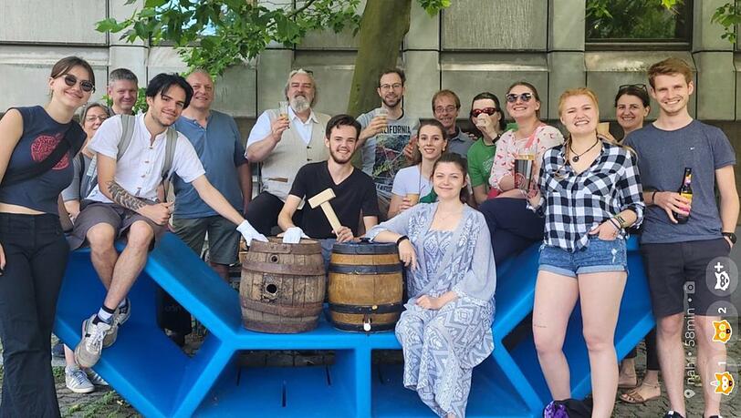 Gruppenbild mit Fass: Daniel (mit Hammer) hat das alte Stück am Samstag offiziell dem Museum vermacht. Mit frischem Augustiner (rechtes Fass) wird das Happy End gefeiert. Gruppenbild mit Fass: Daniel (mit Hammer) hat das alte Stück am Samstag offiziell dem Museum vermacht. Mit frischem Augustiner (rechtes Fass) wird das Happy End gefeiert.