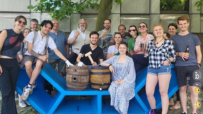 Gruppenbild mit Fass: Daniel (mit Hammer) hat das alte Stück am Samstag offiziell dem Museum vermacht. Mit frischem Augustiner (rechtes Fass) wird das Happy End gefeiert.