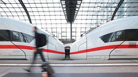 Reisende eilen am frühen Morgen zu einem ICE am Berliner Hauptbahnhof. In der Fahrplan-App DB Navigator und im Online-Buchungssystem fehlt bislang eine Ermäßigungsoption.