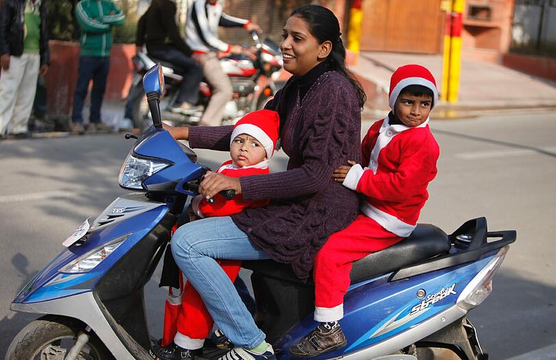 Jetzt noch schnell einen Weihnachtsbaum besorgen. Der geht schon drauf! (Jammu, Indien)