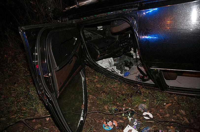 Bilder vom Unfallort in Trostberg: Der alkoholisierte Fahrer (23 J.) wurde schwer verletzt.