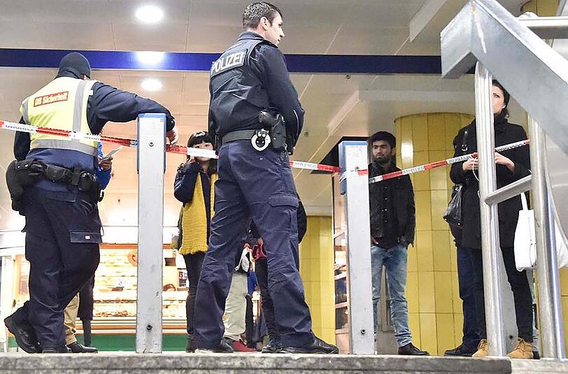 Bilder vom S-Bahnhof am Rosenheimer Platz. Hier kam es am Montagmorgen zu einem technischen Defekt an der Oberleitung. Die Folge war eine Sperrung der Stammstrecke. Der Bahnhof wurde von der Polizei abgesperrt. Nach einiger Zeit durften Fahrgäste, die stadtauswärts fahren wollten, die Absperrung passieren.