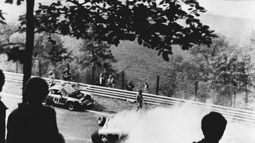 Die Feuerhölle vom Nürburgring: Niki Lauda überlebt 1976 seinen Unfall schwer verletzt.